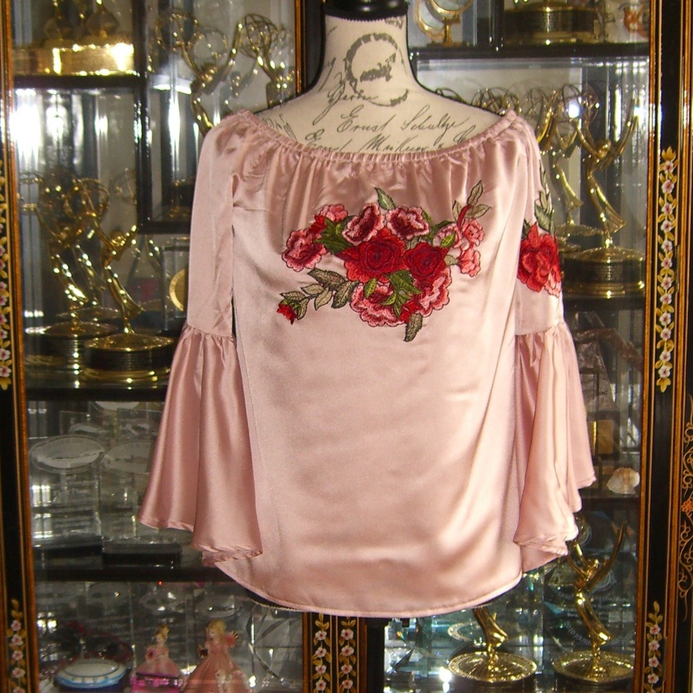 FOREVER 21 "HOT & DELICIOUS" FLORAL APPLIQUE TOP M